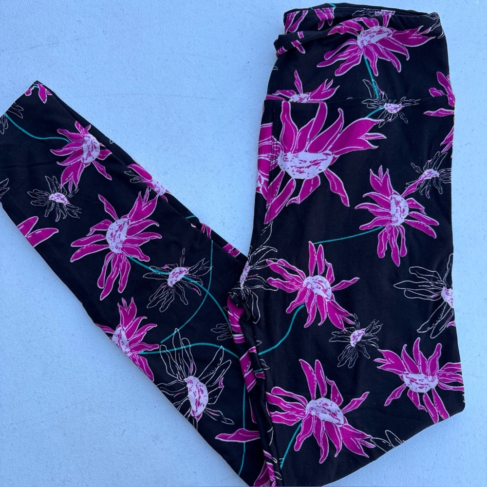 NWOT LuLaRoe OS One Size Black and Pink Floral Leggings